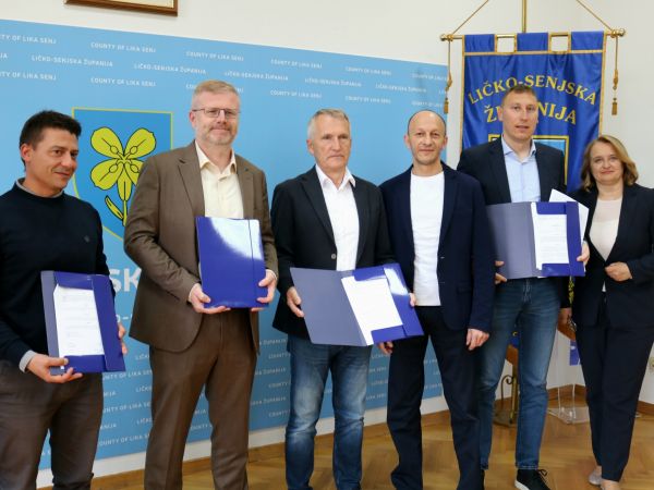 Župan Petry potpisao ugovore vrijedne 225 tisuća eura za ulaganja u pomorsko dobro na području Senja, Novalje i Karlobaga