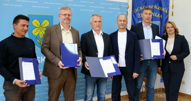 Najbolje iz Like - Župan Petry potpisao ugovore vrijedne 225 tisuća eura za ulaganja u pomorsko dobro na području Senja, Novalje i Karlobaga