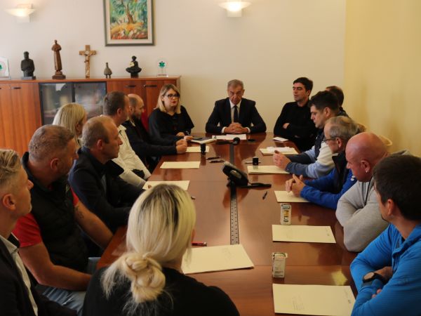 Grad Gospić potpisao Ugovore o dodjeli financijskih sredstava s predstavnicima sportskih udruga Grad Gospić potpisao Ugovore o dodjeli financijskih sredstava s predstavnicima sportskih udruga