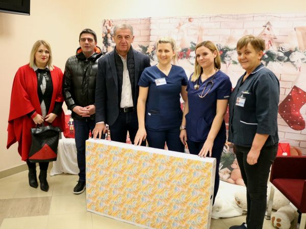 Gradonačelnik Milinović poklonio novi televizor Odjelu za hemodijalizu Opće bolnice Gospić