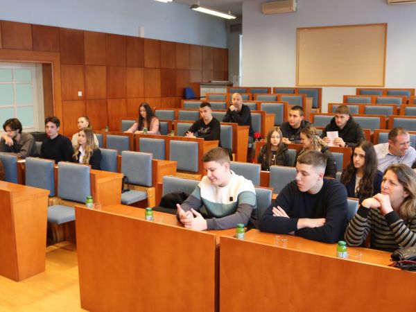 FOTO / Grad Gospić dodijelio 30 stipendija učenicima i studentima FOTO / Grad Gospić dodijelio 30 stipendija učenicima i studentima