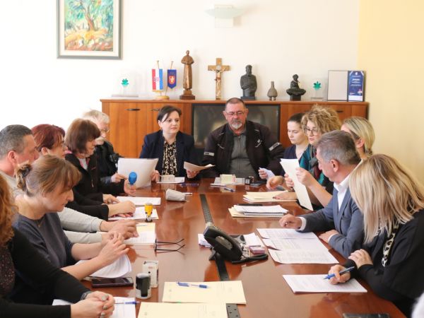 FOTO / Potpisani ugovori s udrugama civilnog društva Grada Gospića FOTO / Potpisani ugovori s udrugama civilnog društva Grada Gospića