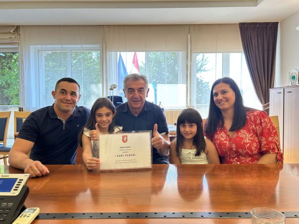 Državna prvakinja u atletici Plazma sportskih igara mladih Sara Žarak na prijemu kod gradonačelnika Milinovića Državna prvakinja u atletici Plazma sportskih igara mladih Sara Žarak na prijemu kod gradonačelnika Milinovića