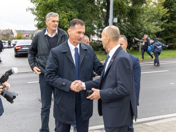 HDZ Ličko-senjske županije u tri dana prikupio preko 3.000 potpisa za kandidaturu Dragana Primorca HDZ Ličko-senjske županije u tri dana prikupio preko 3.000 potpisa za kandidaturu Dragana Primorca
