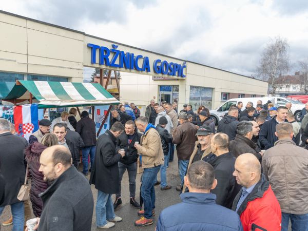 HDZ organizira druženje s građanima na Gradskoj tržnici u Gospiću HDZ organizira druženje s građanima na Gradskoj tržnici u Gospiću