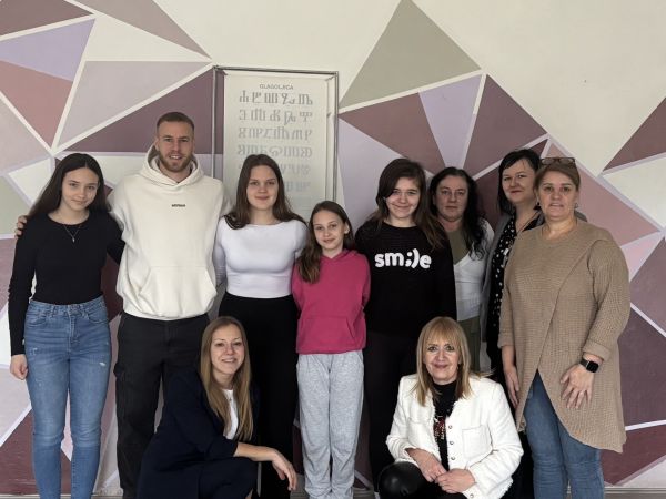 Nogometaš Ivan Smolčić oduševio učenike Osnovne škole u Kosinju