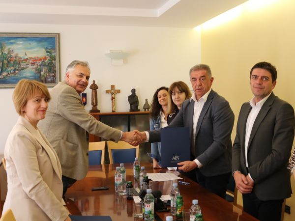 Grad Gospić i APN potpisali Predugovor za izgradnju POS stanova u Gospiću Grad Gospić i APN potpisali Predugovor za izgradnju POS stanova u Gospiću