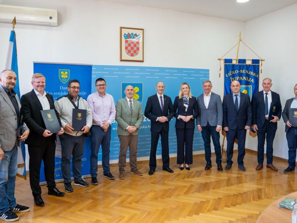 Župan Ernest Petry dodijelio Zahvalnice gradonačelnicima i načelnicima za suradnju u mandatu 2021.–2025. Župan Ernest Petry dodijelio Zahvalnice gradonačelnicima i načelnicima za suradnju u mandatu 2021.–2025.