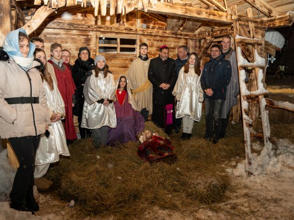 Tradicionalne žive jaslice obilježile Badnju večer u Gospiću