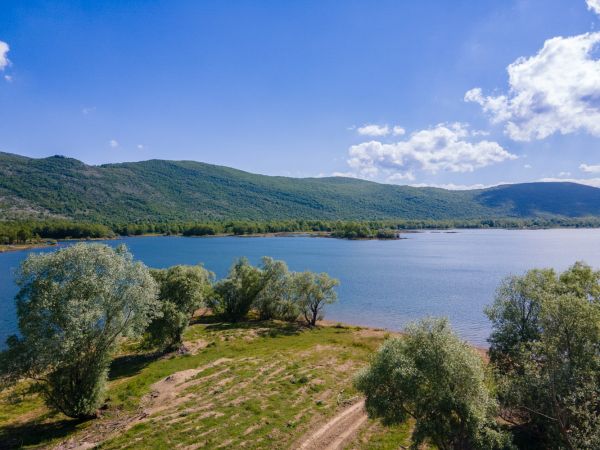 Jezero Štikada pokraj Gračaca - oaza mira za idealan izlet u prirodu Jezero Štikada pokraj Gračaca - oaza mira za idealan izlet u prirodu
