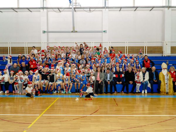 FOTO U dvorani Srednje škole u Otočcu održan je sedmi po redu tradicionalni Božićni turnir 2023 u organizaciji Košarkaškog kluba Otočac. FOTO U dvorani Srednje škole u Otočcu održan je sedmi po redu tradicionalni Božićni turnir 2023 u organizaciji Košarkaškog kluba Otočac.