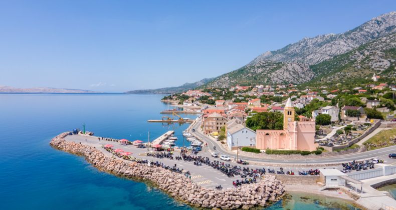 Najbolje iz Like - Ljeto u Karlobagu 2026.: Koncerti, tradicija i velika ribarska fešta