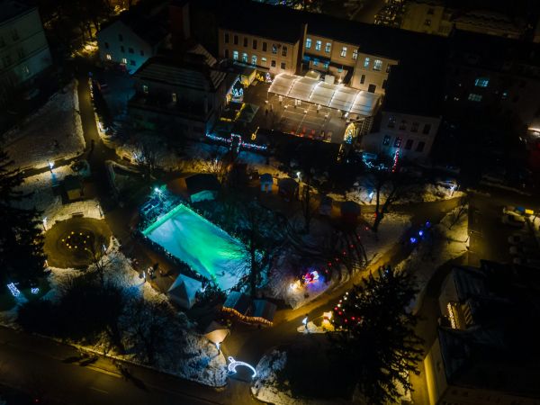 FOTO / Otvoren čaroban Advent u Gospiću - gradonačelnik Milinović okušao se na ledu