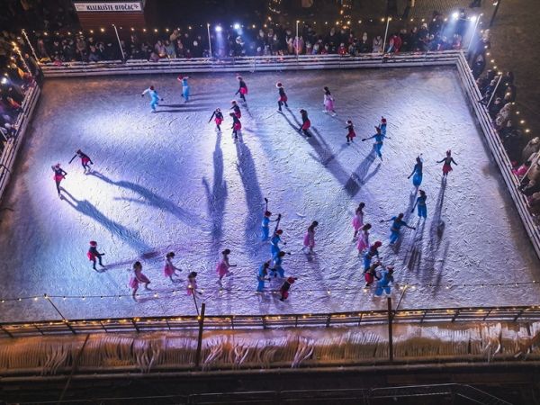 Otvorenje klizališta i nastavak bogatog programa Adventa u Otočcu Otvorenje klizališta i nastavak bogatog programa Adventa u Otočcu
