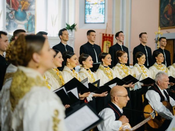LADO u Otočcu održao spektakularan emotivno duhovni glazbeni doživljaj