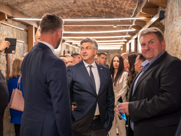 Premijer Plenković obišao novouređene prostorije Ličko-senjske županije Premijer Plenković obišao novouređene prostorije Ličko-senjske županije