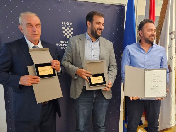 Plakete Zlatna kuna uručene tvrtkama Hadria d.o.o. iz Novalje, IM-Commerce d.o.o. iz Jezerana i Marincel d.o.o. iz Otočca Plakete Zlatna kuna uručene tvrtkama Hadria d.o.o. iz Novalje, IM-Commerce d.o.o. iz Jezerana i Marincel d.o.o. iz Otočca