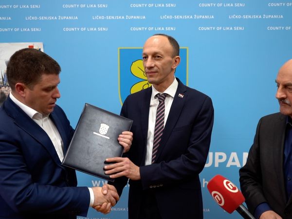 Ministar Butković i župan Petry stavljaju Ličko-senjsku županiju na put razvoja: Obnova cesta i razvoj prometne infrastrukture! Pogledajte video Ministar Butković i župan Petry stavljaju Ličko-senjsku županiju na put razvoja: Obnova cesta i razvoj prometne infrastrukture! Pogledajte video