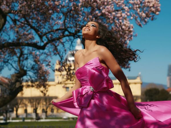 Tomislava Dukić putuje na Miss Svijeta: kadrovi iz Like prikazuju ljepotu Hrvatske, a humanitarna priča iz Afrike inspirira Tomislava Dukić putuje na Miss Svijeta: kadrovi iz Like prikazuju ljepotu Hrvatske, a humanitarna priča iz Afrike inspirira