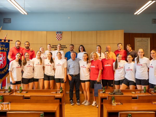 FOTO/Grad Gospić priredio prijem za hrvatsku U18 košarkašku reprezentaciju uoči Europskog prvenstva FOTO/Grad Gospić priredio prijem za hrvatsku U18 košarkašku reprezentaciju uoči Europskog prvenstva