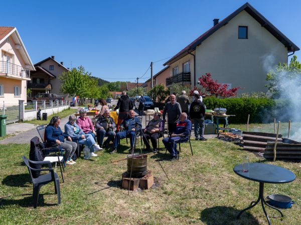 FOTO/Prvomajski ručak u Otočcu