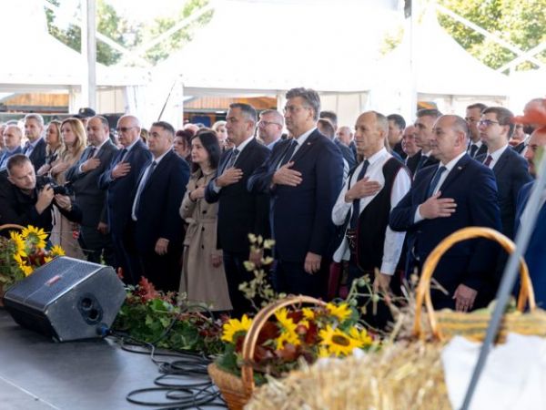 Bogat program na otvaranju Jeseni u Lici: Manifestaciju će posjetiti predsjednik Sabora Jandroković, premijer Plenković i brojni ministri Bogat program na otvaranju Jeseni u Lici: Manifestaciju će posjetiti predsjednik Sabora Jandroković, premijer Plenković i brojni ministri