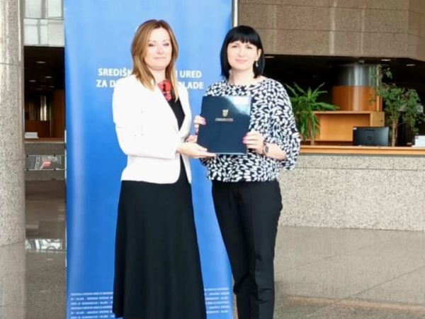 Zamjenica gradonačelnika Gospića primila Ugovor o financijskim sredstvima za sufinanciranje stanovanja mladih Zamjenica gradonačelnika Gospića primila Ugovor o financijskim sredstvima za sufinanciranje stanovanja mladih