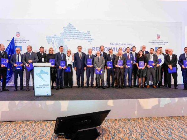 Gradonačelnik Karlo Starčević u Šibeniku potpisao Sporazum o provedbi ITU mehanizma - s Perušićem i Udbinom prijavit će se projekti vrijedni 13.5 milijuna eura Gradonačelnik Karlo Starčević u Šibeniku potpisao Sporazum o provedbi ITU mehanizma - s Perušićem i Udbinom prijavit će se projekti vrijedni 13.5 milijuna eura
