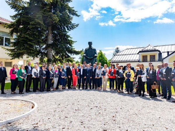 Ministar Šipić u Gospiću uručio ugovore za 123 projekta vrijedna gotovo 4 milijuna eura