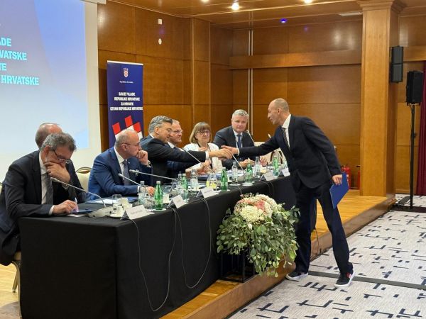 Na Plitvicama održana četvrta sjednica Savjeta Vlade za Hrvate izvan Hrvatske Na Plitvicama održana četvrta sjednica Savjeta Vlade za Hrvate izvan Hrvatske