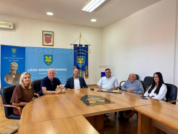 Župan Petry primio uredništvo “Ličkog puta“ povodom 10. obljetnice osnutka Župan Petry primio uredništvo “Ličkog puta“ povodom 10. obljetnice osnutka