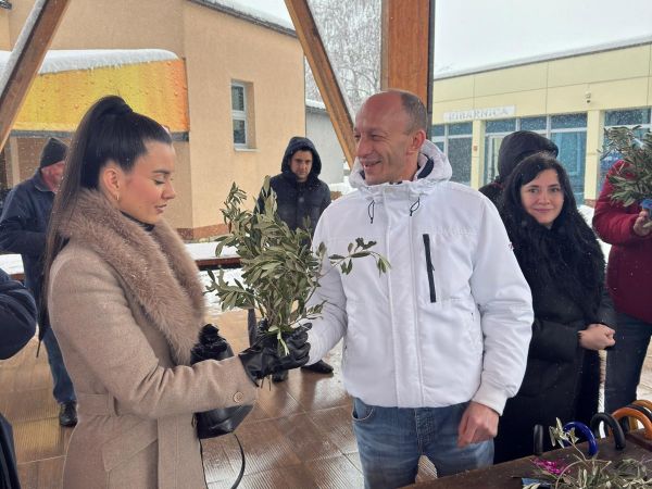 HDZ u Gospiću organizirao druženje uz podjelu maslinovih grančica i prikupljanje donacija za Ivana Pavelića