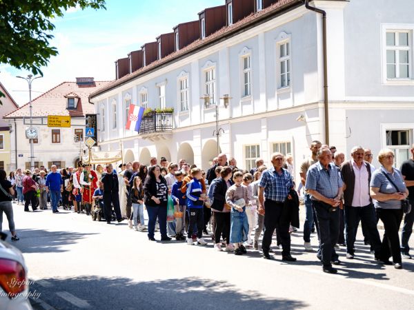 FOTO / U Gospiću održani procesija i sveta misa povodom blagdana Tijelova FOTO / U Gospiću održani procesija i sveta misa povodom blagdana Tijelova