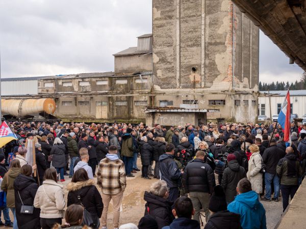 FOTO: Prosvjed u Gospiću: Građani traže hitnu sanaciju i najavljuju novi prosvjed