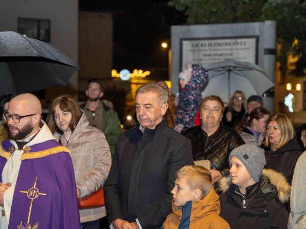 FOTO/Gradonačelnik Darko Milinović upalio prvu adventsku svijeću