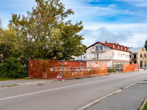 [FOTO] Grad Gospić uložio sredstva za sanaciju mosta i obnovu dječjeg parka: Poboljšanje kvalitete života građana