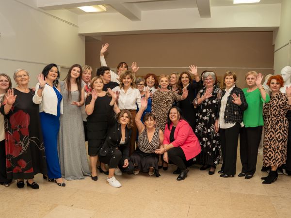 FOTO / U Pučkom učilištu održana “Revija života” udruge Vila za Liku