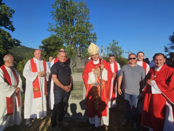Donji Kosinj svečano proslavio svetkovinu svetih Petra i Pavla – otkriveno poprsje Ambroza Kacitića, prvog hrvatskog tiskara Donji Kosinj svečano proslavio svetkovinu svetih Petra i Pavla – otkriveno poprsje Ambroza Kacitića, prvog hrvatskog tiskara