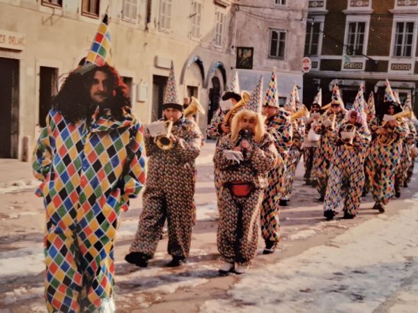 Gradska knjižnica Senj poziva na maškarano druženje i otvorenje foto izložbe “Senjski muzikanti i bali i karnevali”