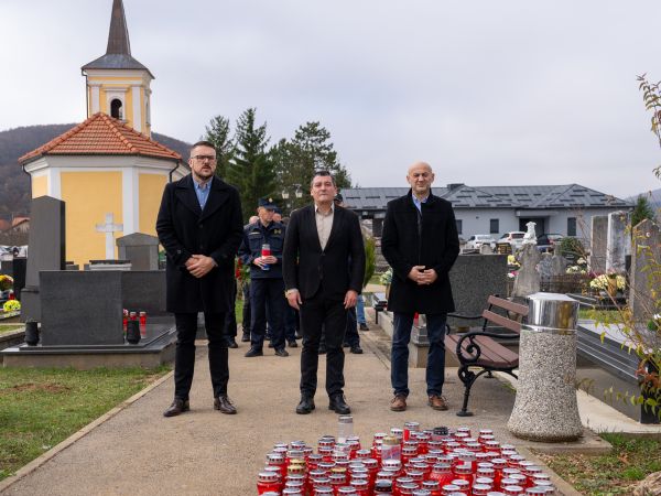 Otočac: Odana počast preminulima povodom blagdana Svih svetih
