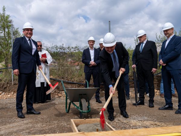 Otočac dobiva novi vrtić za 256 djece: Položen kamen temeljac velikog projekta