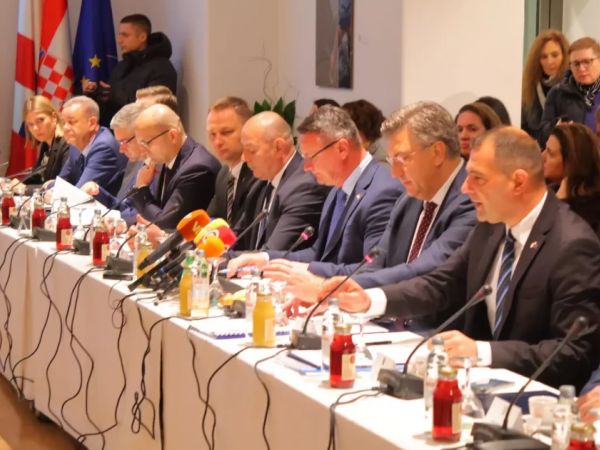 Župan Petry na 17. sastanku Vlade sa županima, predstavnicima Udruge gradova i Hrvatske zajednice općina Župan Petry na 17. sastanku Vlade sa županima, predstavnicima Udruge gradova i Hrvatske zajednice općina