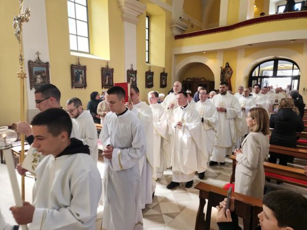 Biskup Medo održao Misu posvete ulja u Gospiću Biskup Medo održao Misu posvete ulja u Gospiću