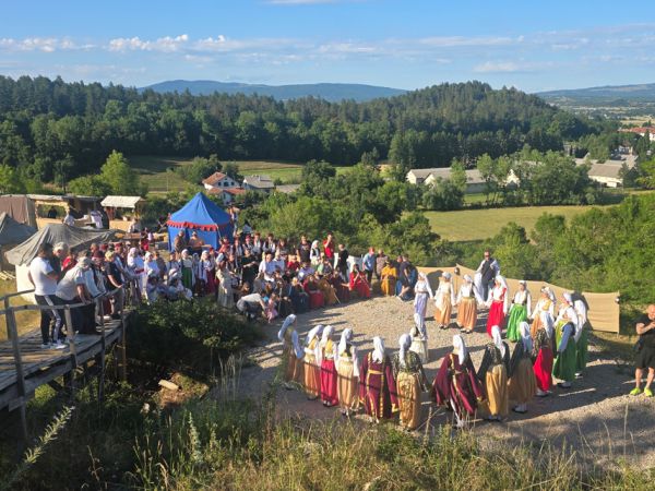 Festival oživljene povijesti u Starom gradu Perušiću oduševio posjetitelje Festival oživljene povijesti u Starom gradu Perušiću oduševio posjetitelje