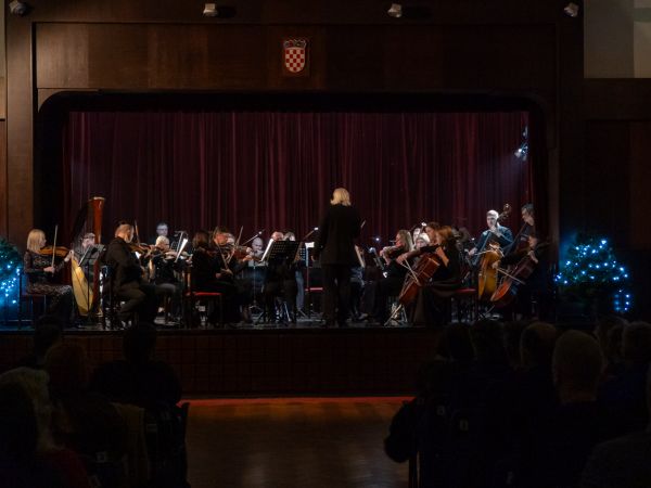 Spektakularni novogodišnji koncert Johanna Straussa oduševio publiku u Gospiću