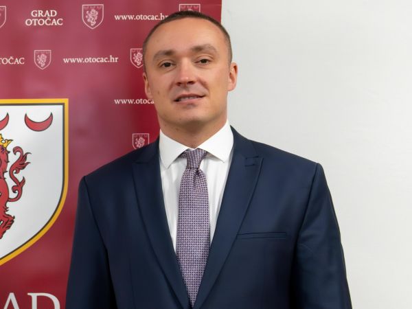 Politička bomba iz Otočca: Tino Ostović pristupio stranci LiPO!