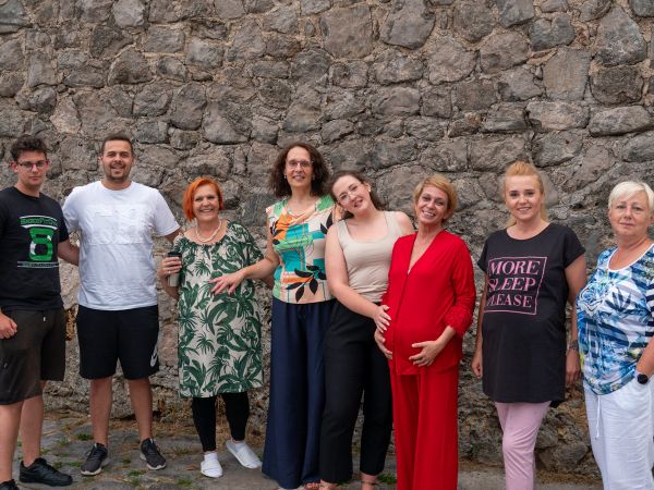 Predstava “Tri treća tromjesečja” oduševila publiku u Karlobagu