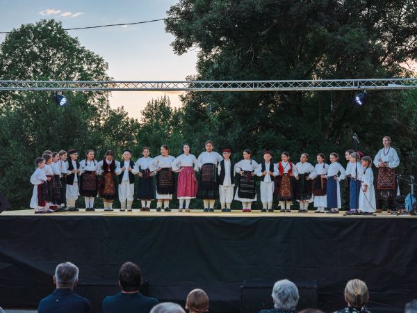 Dječja skupina HKUD-a “Široka Kula” predstavit će Ličko-senjsku županiju na 59. Vinkovačkim jesenima Dječja skupina HKUD-a “Široka Kula” predstavit će Ličko-senjsku županiju na 59. Vinkovačkim jesenima