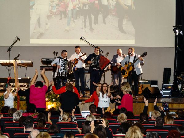 Dobrotvorni koncert “Pjesmom za Vile” oduševio publiku i nadmašio očekivanja! Pogledajte galeriju slika Dobrotvorni koncert “Pjesmom za Vile” oduševio publiku i nadmašio očekivanja! Pogledajte galeriju slika