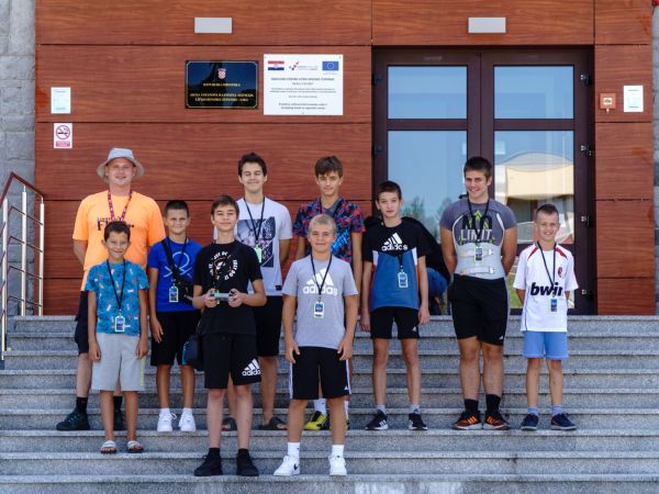 Rotary club Gospić i Limitless STEAM Lab organizirali uspješnu edukativnu radionicu dronova Rotary club Gospić i Limitless STEAM Lab organizirali uspješnu edukativnu radionicu dronova